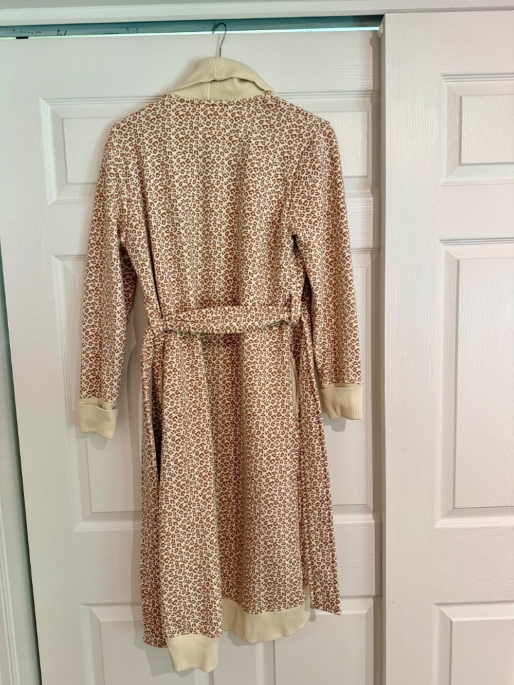 UGG Robe- Medium - Picture 2 of 4